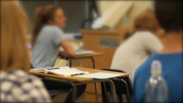Estudiantes y profesores en una clase universitaria
 - Metraje, vídeo