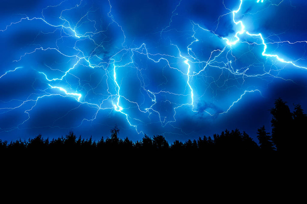 Удар молнии по темно-синему небу
 - Фото, изображение