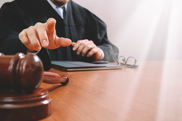 Adalet ve hukuk kavramı. Bir mahkemede tokmak ile erkek yargıç - Fotoğraf, Görsel