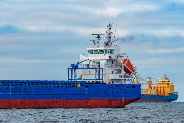 Kék teherhajókon kikötve - Fotó, kép