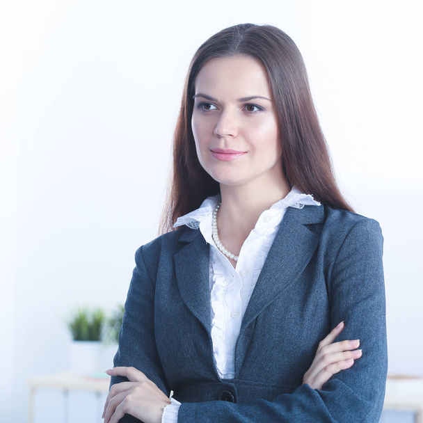 Portrait of business woman standing with crossed arms in office - Valokuva, kuva