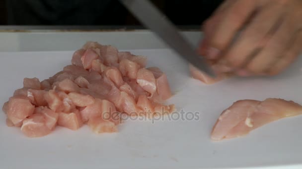  Τεμαχίζοντας κοτόπουλο πριν το μαγείρεμα - Πλάνα, βίντεο