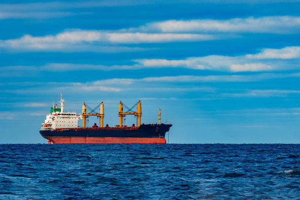Navire cargo noir
 - Photo, image