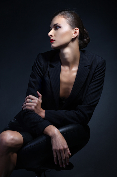Сексуальная деловая женщина в костюме. профессиональный макияж и прическа
 - Фото, изображение