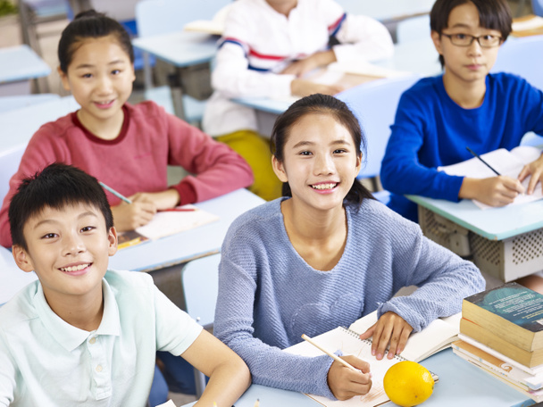 asiático elementary estudiantes en clase
 - Foto, imagen