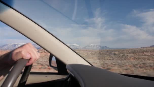 homem dirigindo carro através do parque nacional
  - Filmagem, Vídeo