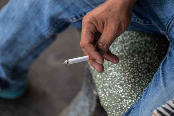 Homme fumant cigarette
 - Photo, image