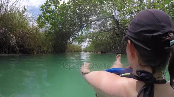 Mulher flutuando pelo canal Maia
 - Filmagem, Vídeo