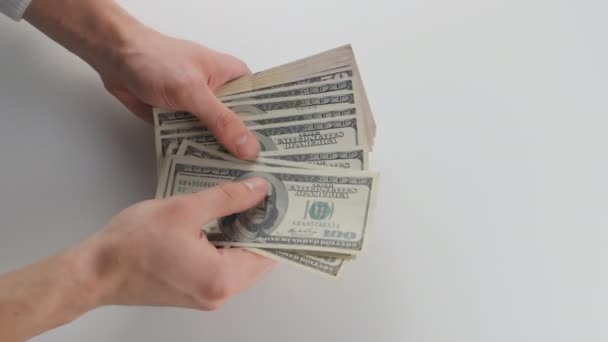 Een close-up van een mans hand tellen geld en geef het aan een andere persoon. Het concept van de lonen - Video