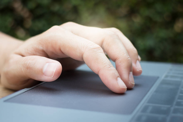Γυναίκα χέρι χρησιμοποιώντας φορητό υπολογιστή Touchpad - Φωτογραφία, εικόνα