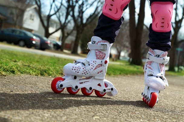 小さな女の子ローラー スケート屋外 - 写真・画像