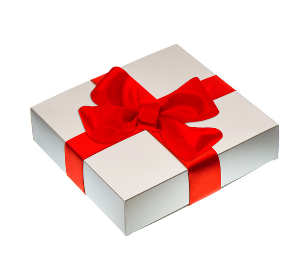 Сіра подарункова коробка з червоною атласною стрічкою на білому
 - Фото, зображення