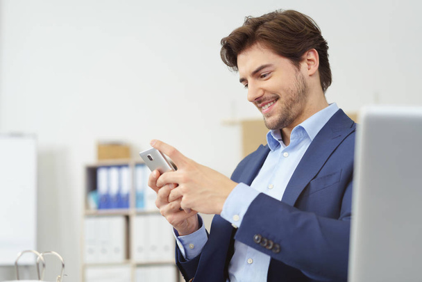 businessman reading message on smartphone - Foto, Imagem