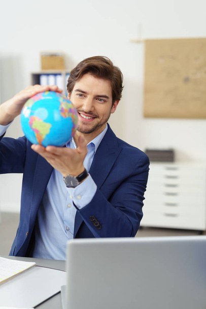 businessman with globe in hands - Foto, afbeelding