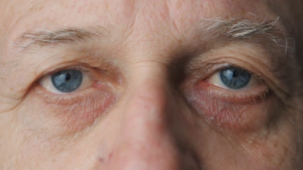 Los ojos cercanos de un anciano
 - Metraje, vídeo