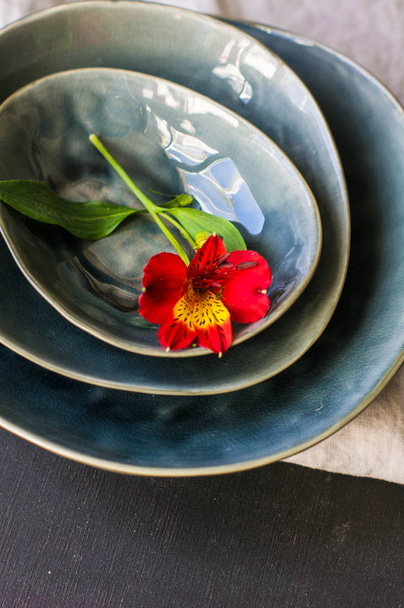 Apparecchiatura tavola estiva con lilly rosso
 - Foto, immagini