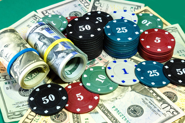 American Money Dollar und Pokerchips auf dem Casino-Tisch. - Foto, Bild