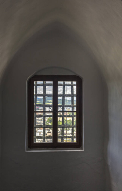 Окна в старом замке
   - Фото, изображение