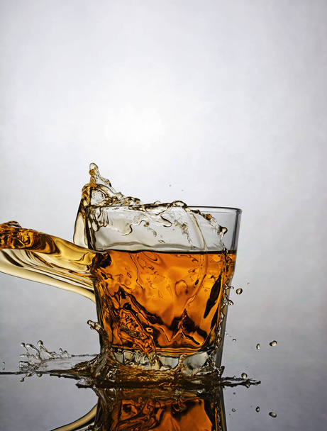 Splash in glass of scotch whiskey - Foto, Imagem