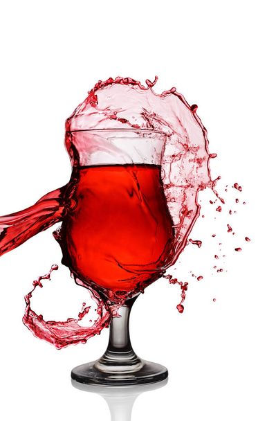 Splash in glass of red alcoholic cocktail drink - Фото, изображение
