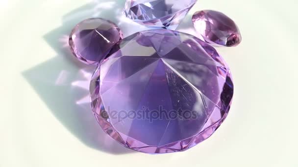 кілька рожевих блискучих алмазів на обертовій пластині
 - Кадри, відео