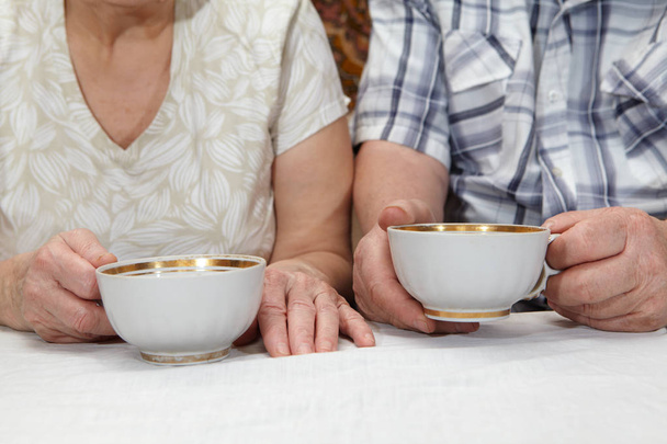 Elderly couple drinking tea - Foto, Bild