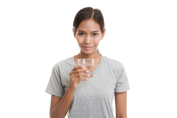 Νεαρή γυναίκα της Ασίας με ένα ποτήρι νερό πόσιμο. - Φωτογραφία, εικόνα