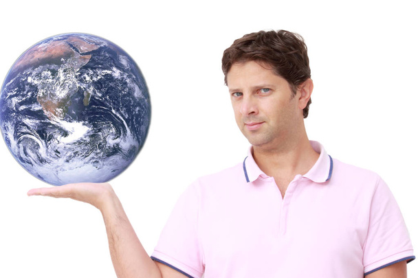 Nuori mies pitelee planeetta Maata kädessään
 - Valokuva, kuva