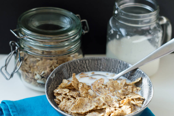 Cereali da colazione con fiocchi croccanti, muesli, noci e avena
  - Foto, immagini