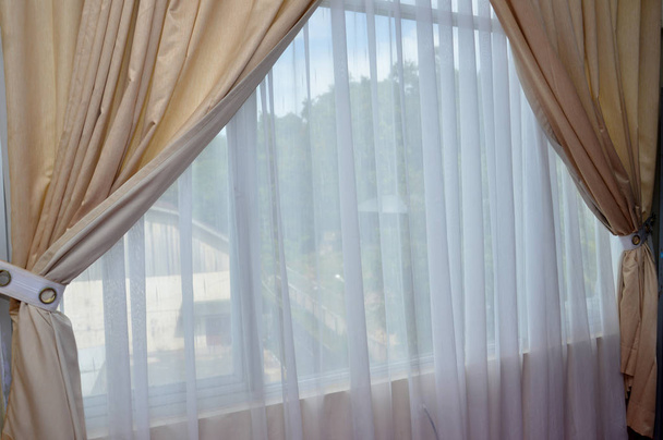cortina de oro en la ventana con capa blanca
 - Foto, Imagen
