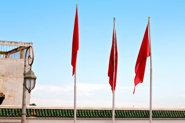Tunezja macha flagą w kolor niebieski niebo i blankami wa - Zdjęcie, obraz