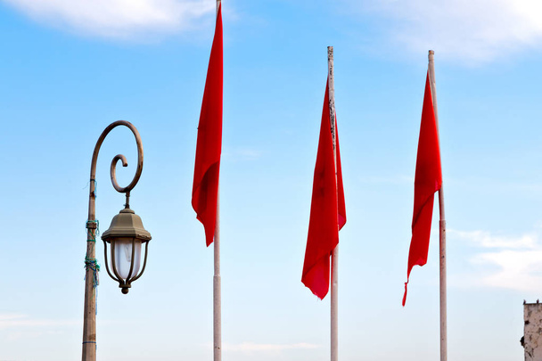 Tunezja, macha flagą w niebo niebieski kolor i ulicy Lampa  - Zdjęcie, obraz