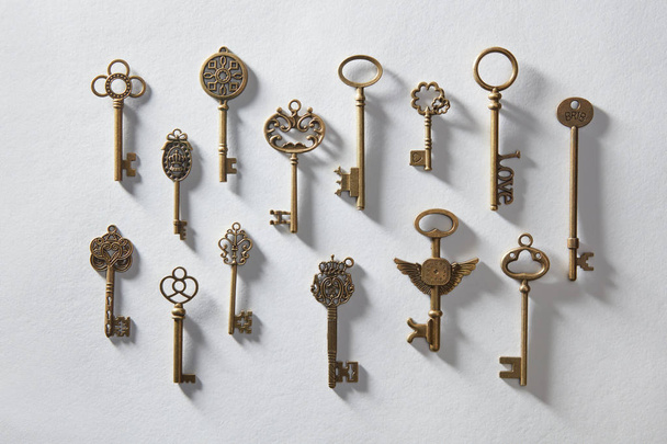 Vintage keys on white paper - Foto, Bild