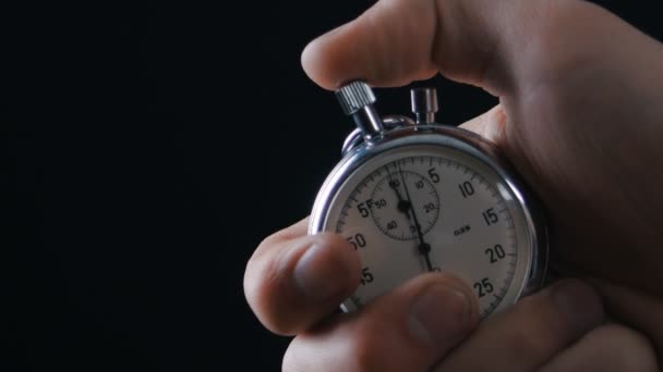 Une personne démarrant un chronomètre à fond noir
 - Séquence, vidéo