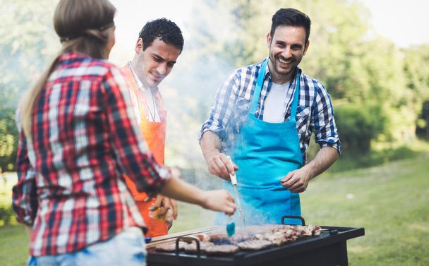 Szczęśliwych przyjaciół korzystających grill party - Zdjęcie, obraz