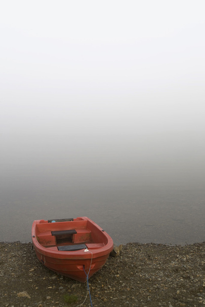 czerwony łodzi na plaży na mgłę - Zdjęcie, obraz
