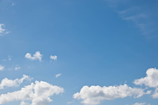 Синее небо и облако - Фото, изображение