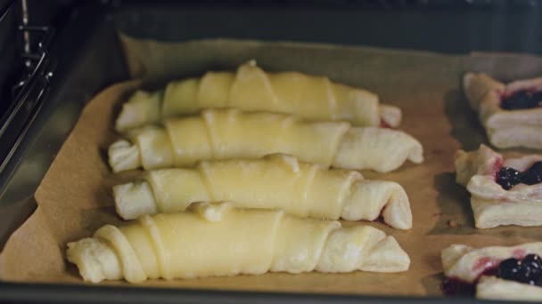 Croissants im Ofen gebacken - Filmmaterial, Video