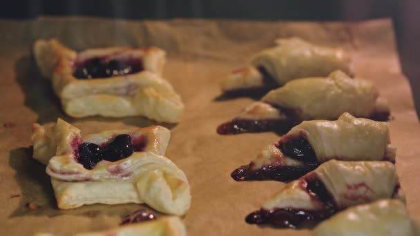 Bagels com cerejas assadas no forno
 - Filmagem, Vídeo