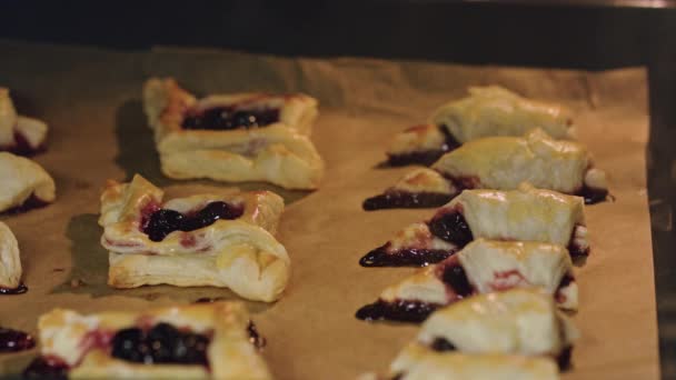 Bagels mit Kirschen im Ofen gebacken - Filmmaterial, Video