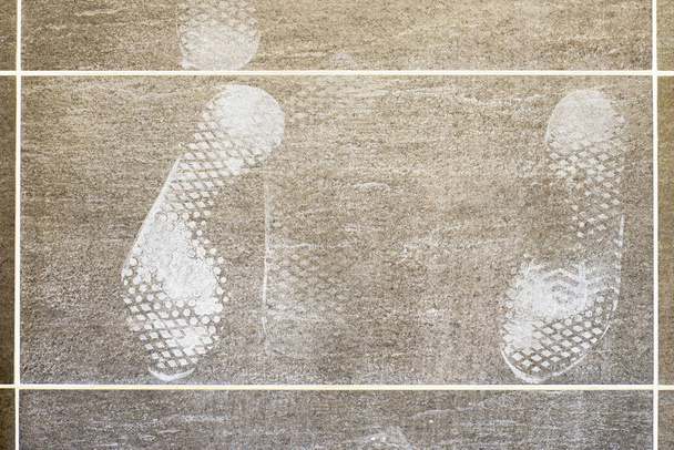 Empreintes de pieds sur le sol carrelé
 - Photo, image