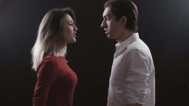 Häusliche Gewalt. Ehepaar Mann und Frau streiten - Filmmaterial, Video