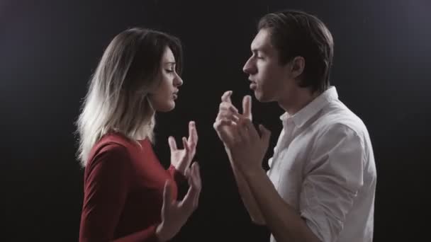 Violencia doméstica. Un par de hombres y mujeres discuten. Se gritan unos a otros y hacen gestos con las manos
 - Metraje, vídeo