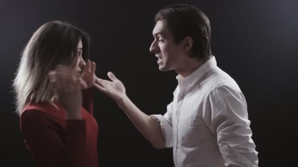 Családon belüli erőszak. Pár férfi és a nő veszekedés - Felvétel, videó