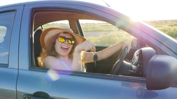 Frau zeigt lächelnd neue Autoschlüssel - Filmmaterial, Video