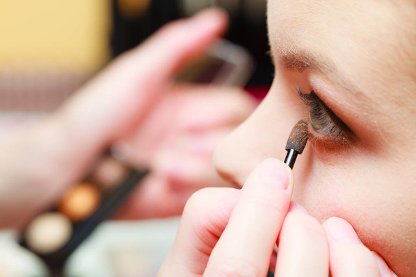 Close up woman getting make up, eyeshadow - Zdjęcie, obraz