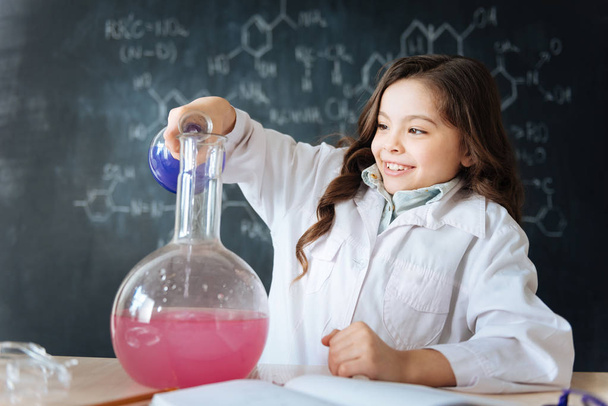 girl taking part in science experiment  - Фото, зображення