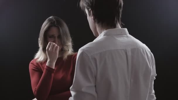 Violencia doméstica. Enojado marido grita y amenaza a su esposa
 - Metraje, vídeo