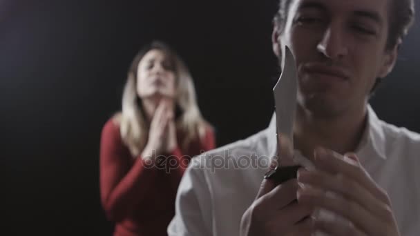 Häusliche Gewalt. Böser Mann mit Messer will Ehefrau töten - Filmmaterial, Video