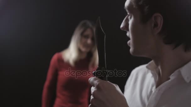 Perheväkivalta. Paha aviomies veitsellä haluaa tappaa vaimonsa
 - Materiaali, video